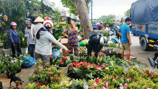 Ki-ốt quanh sân bay Tân Sơn Nhất hối hả xả hàng, trả mặt bằng - 7