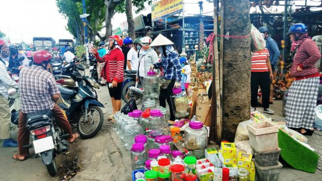 Trước đó, cơ quan chức năng thông báo đến các chủ ki ốt phải trả lại mặt bằng trước ngày 25/8. Tuy nhiên, đến hôm nay các chủ ki ốt vẫn chưa thể hoàn tất công việc trả mặt bằng theo như thông báo.