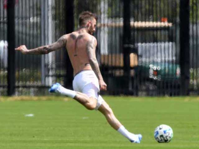 Beckham cởi áo đá bóng ở Mỹ, khoe bụng “6 múi” cực chuẩn tuổi 45