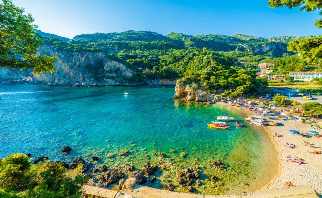 Hi Lạp: Với hàng trăm hòn đảo, lịch sử lâu đời và đường bờ biển dài, Hi Lạp là một trong những điểm đến hấp dẫn nhất trên thế giới.
