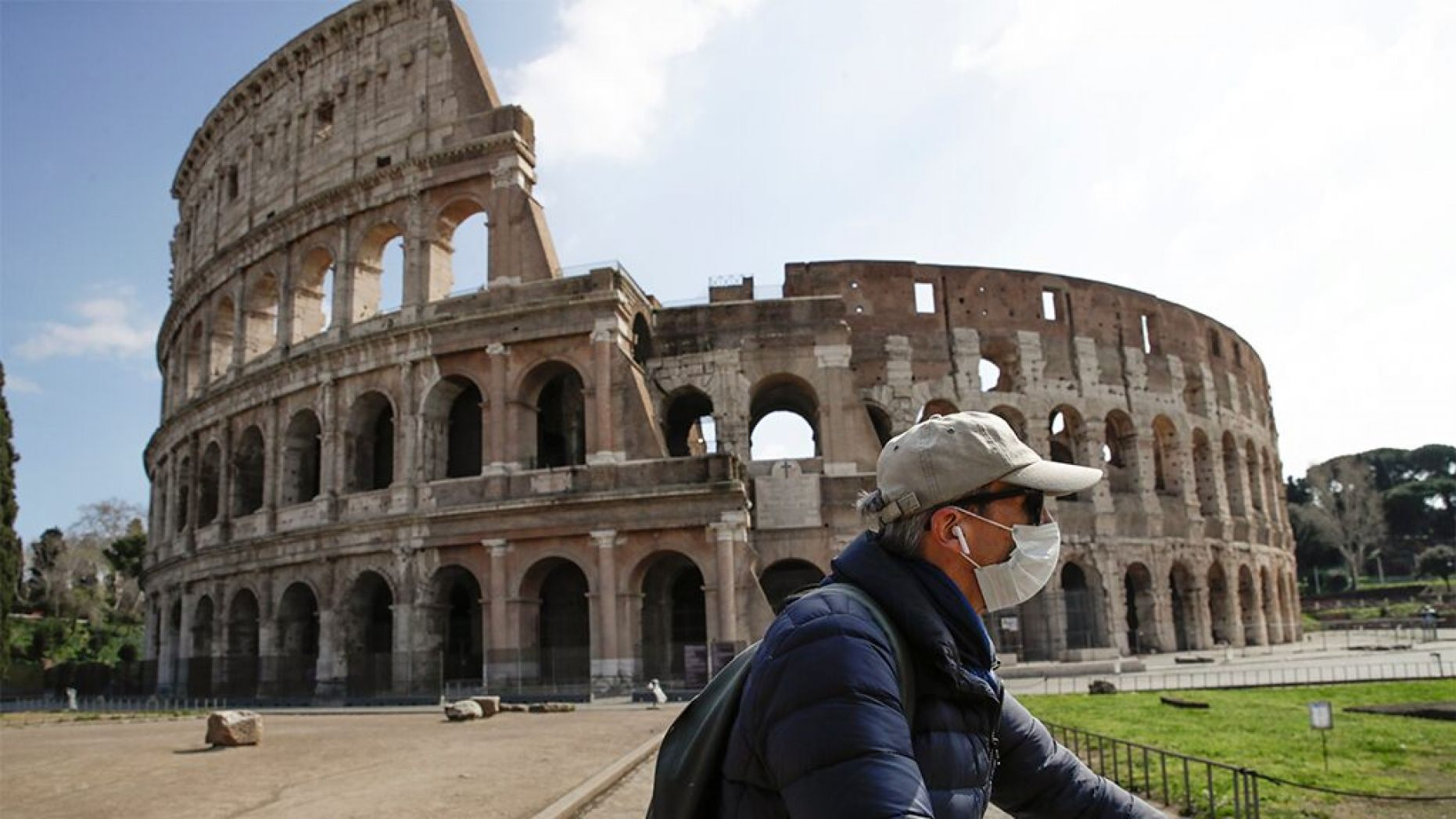 Người đàn ông đạp xe qua di tích nổi tiếng ở Rome ngày 15.3.