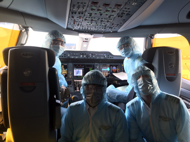 Các phi công, tiếp viên mặc trang phục bảo hộ trước khi thực hiện chuyến bay.