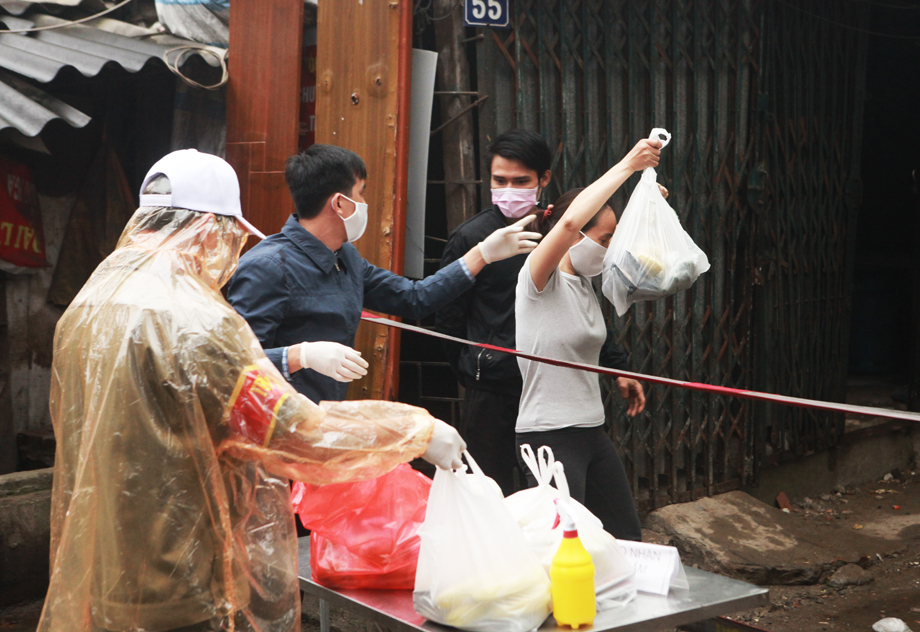 Trong ngày hôm nay (16/3), 10 túi thực phẩm với đầy đủ, thịt , đậu, chuối, gạo, dưa chuột… được cán bộ phường mua, mang về khu cách ly phát cho người dân