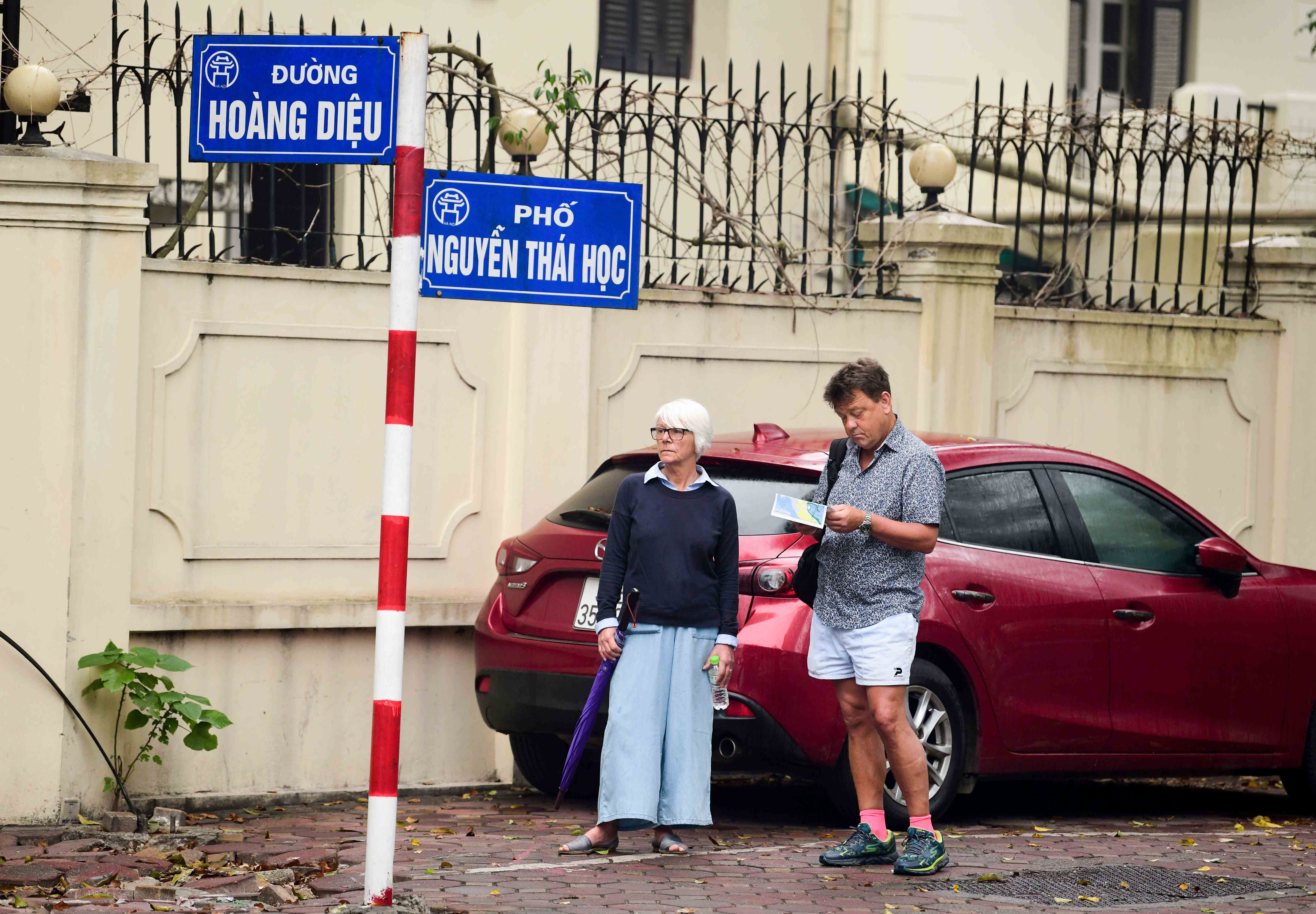 Ngày đầu thực hiện việc đeo khẩu trang nơi công cộng: Người Việt cẩn trọng, người nước ngoài thờ ơ - 2