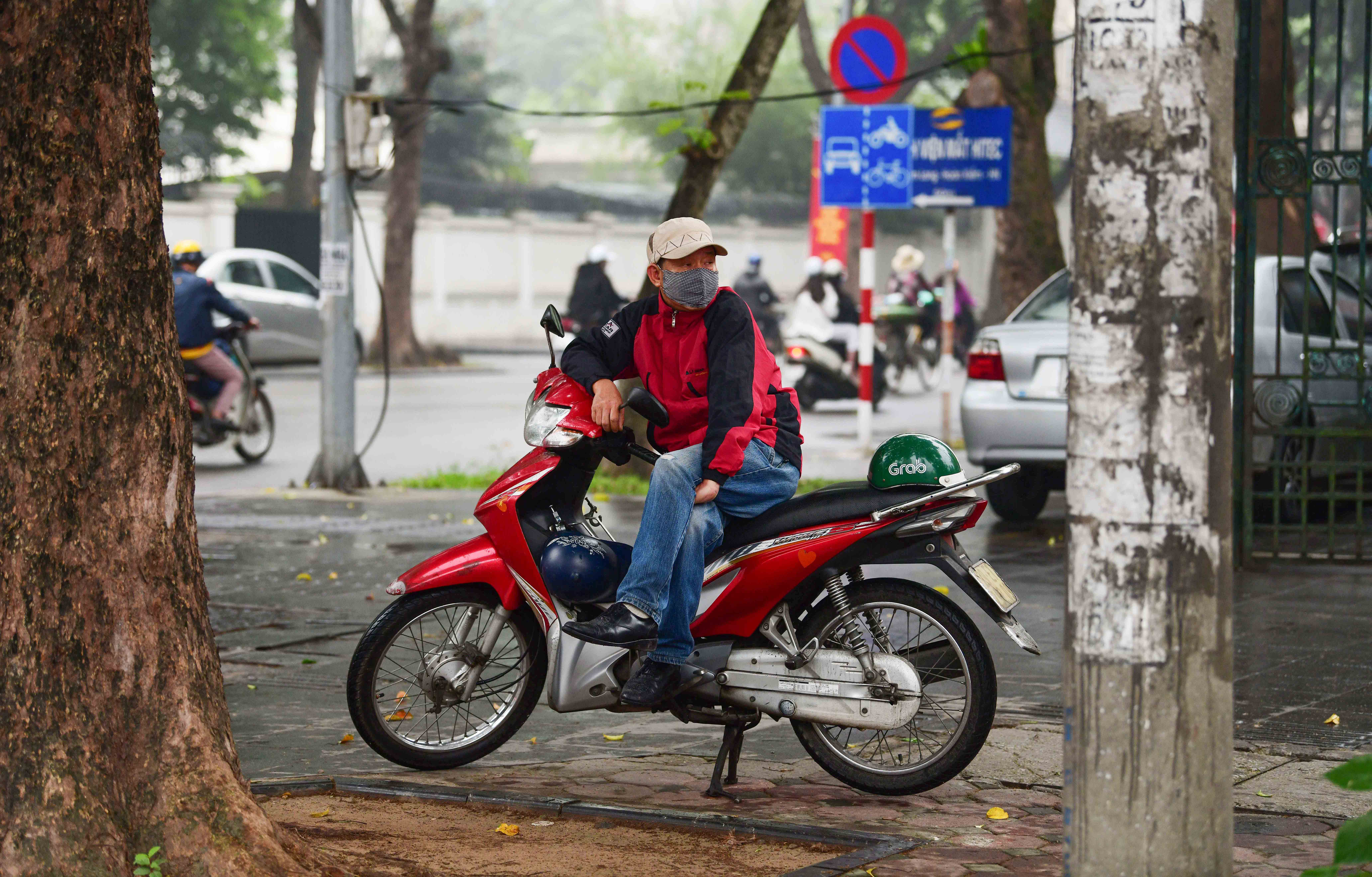 Ông Nguyễn Văn Hùng - tài xế xe ôm trên phố Trần Hưng Đạo chia sẻ: "Từ ngày dịch bệnh Covid-19 xảy ra, tôi thường xuyên đeo khẩu trang để bảo vệ cho chính bản thân mình và người thân trong gia đình".