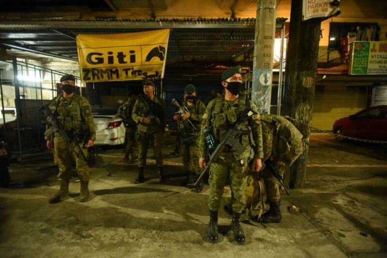 Quân đội Philippines được triển khai trong lệnh phong tỏa thủ đô Manila (ảnh: Reuters)