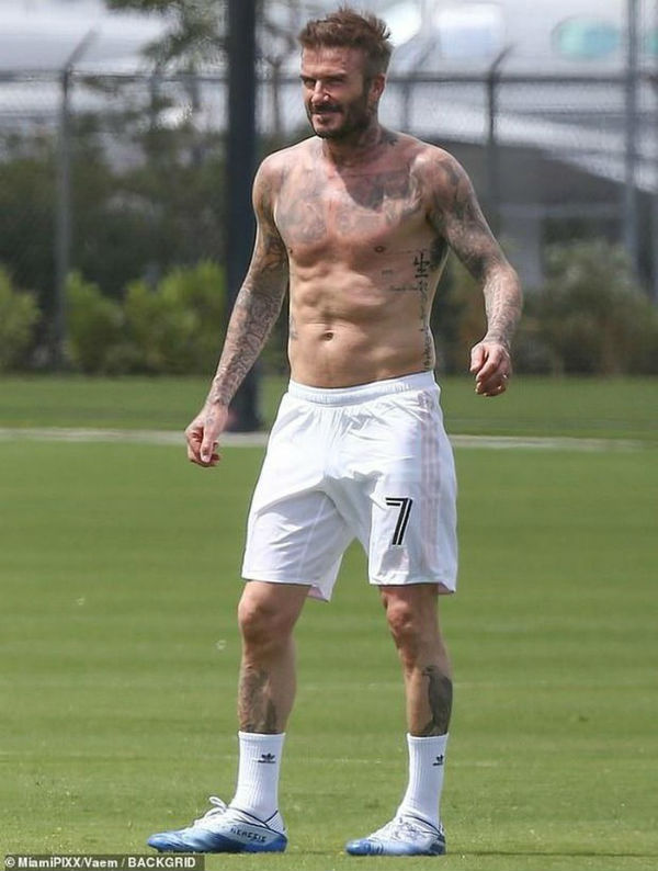 Dù đã ở độ tuổi U50 nhưng David Beckham vẫn duy trì được body 6 múi săn chắc khiến nhiều trai trẻ phải “chạy dài”.