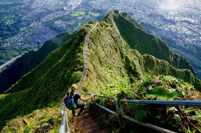 Quần đảo Hawaii bao gồm 6 hòn đảo chính là Big Island, Kauai, Lanai, Maui, Molokai, và Oahu. Du khách có thể nghỉ ngơi tại bãi biển Waikiki ở Oahu, khám phá thác nước trên đảo Kauai và núi lửa ở Maui.
