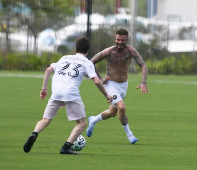 Trong dịp này, con trai thứ 3 của Beckham là Cruz cũng được bố rèn giũa kinh nghiệm trên sân bóng. Cậu bé 15 tuổi tỏ ra hào hứng trước sự huấn luyện của người cha cầu thủ.