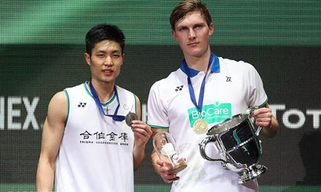 Axelsen (phải) lần đầu giành chức vô địch All England Open