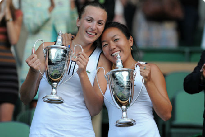 Shvedova (trái) từng đoạt 2 danh hiệu Grand Slam cùng trong năm 2010