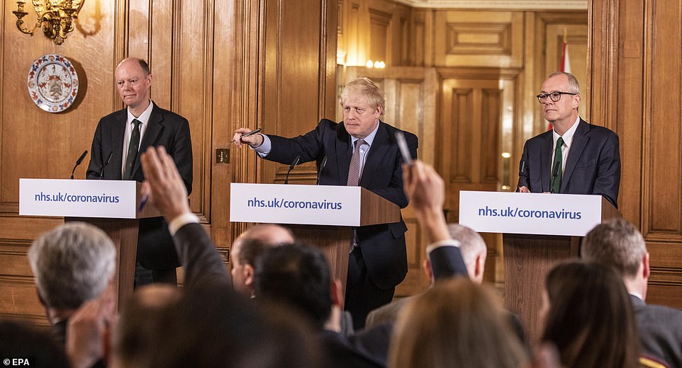 Thủ tướng Anh Boris Johnson trả lời họp báo hôm 16.3.