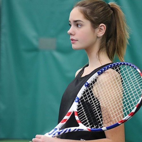 Theo tìm hiểu, Makenzie Raine năm nay 15 tuổi, là một trong những gương mặt trẻ tiêu biểu trong làng quần vợt thế giới.
