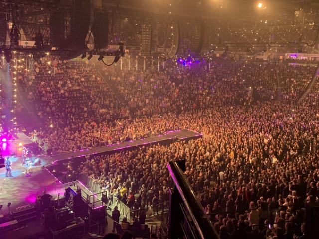Anh: Hàng nghìn người chen chúc tham dự đêm nhạc, bất chấp nguy cơ dịch Covid-19