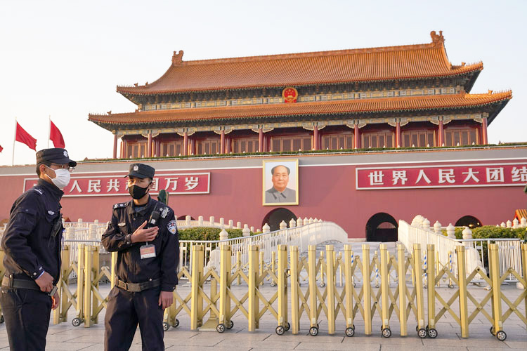 Cảnh sát Bắc Kinh đang điều tra hình sự một phụ nữ nhiễm Covid-19 vẫn lên máy bay về Trung Quốc. Ảnh minh họa: Reuters