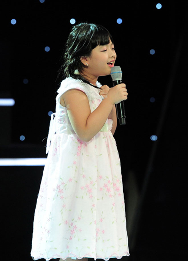 Hình ảnh mũm mĩm của Hồng Khanh khi tham gia The Voice Kids 7 năm trước