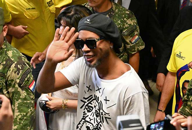 Ronaldinho đi tù nhưng vẫn được chăm lo như "ông hoàng"