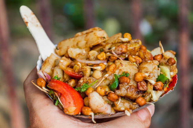 Aloo chaat, Nam Á: Món ăn đường phố này rất phổ biến ở Ấn Độ, Pakistan và một số vùng của Bangladesh. Nó được chế biến từ khoai tây chiên kết hợp với tương ớt và những gia vị cay khác.