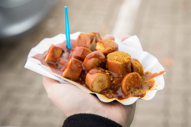 Currywurst, Đức: Món ăn này có thể được tìm thấy trên các quán ăn đường phố trên khắp nước Đức. Xúc xích thịt lợn được thái miếng và cho thêm nước sốt cà chua và bột cà ri