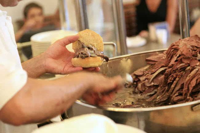 Pani câ mèusa, Italia: Loại bánh sandwich này có nguồn gốc từ vùng Sicily. Nó bao gồm phổi và lá lách bê thái lát và rán trước khi được kẹp giữa hai miếng bánh mì trắng mềm.