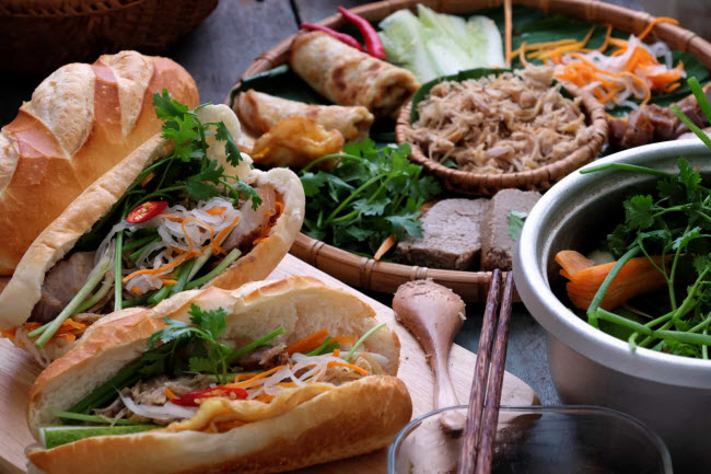 Bánh mì, Việt Nam: &nbsp;Bánh mì kẹp là một trong những món ăn đường phố phổ biến nhất ở Việt Nam. Phần nhân kẹp giữa bánh mì bao gồm thịt và các loại rau.