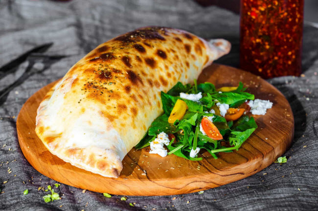 Calzone, Italia: Món ăn bắt nguồn ở thành phố Naples thực chất là bánh pizza gấp. Những chiếc bánh bán trên đường phố thường có kích thước nhỏ hơn.