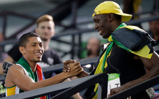 Niekerk (trái) được Usain Bolt (phải) chúc mừng khi lập kỷ lục 400m tại Olympic Rio 2016