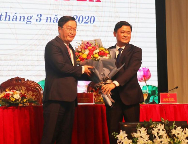 Ông Nguyễn Đức Trung (bên trái) được bầu làm Chủ tịch UBND tỉnh Nghệ An