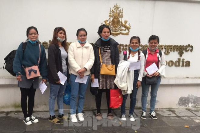 6 công dân Campuchia vui mừng được bàn giao cho đại sứ quán tại Hà Nội để hồi hương, đoàn tụ với gia đình . Ảnh do ngành y tế Lạng Sơn cung cấp