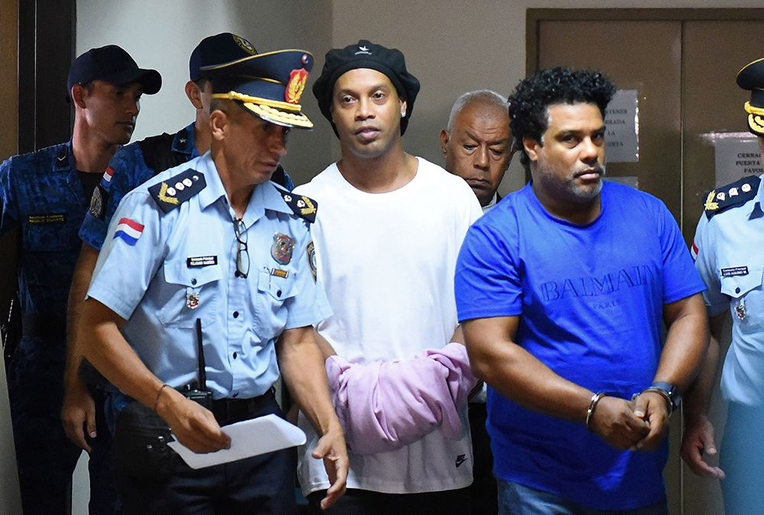 Huyền thoại Ronaldinho tuổi 40: Sau ánh hào quang là bi kịch sinh nhật trong tù - 12