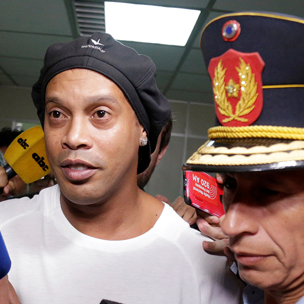 Huyền thoại Ronaldinho tuổi 40: Sau ánh hào quang là bi kịch sinh nhật trong tù - 16
