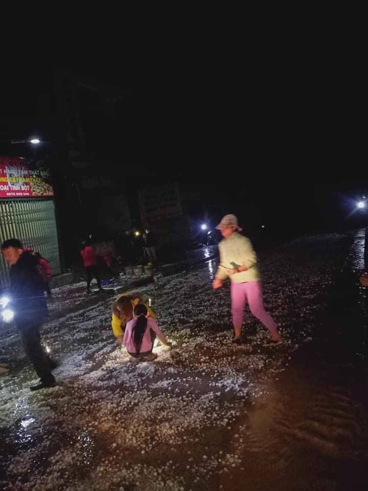 Trước đó, một đợt mưa đá đã xảy ra dịp Tết Nguyên đán Canh Tý và một đợt ngay đầu tháng 3 này gây nhiều thiệt hại về tài sản cho người dân.