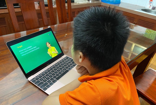 Sở GD-ĐT Hà Nội cho phép các trường ngoài công lập được thu tiền hỗ trợ học Online. (Ảnh: TP)
