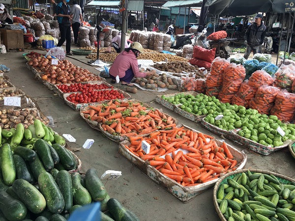 Vắng khách mua buôn, chủ vựa nông sản phải bày bán la liệt các mặt hàng phục vụ khách lẻ với giá buôn.