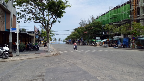 Cảnh vắng lặng tại&nbsp;những tuyến phố giáp bờ biển trên địa bàn quận Sơn Trà (Đà Nẵng)