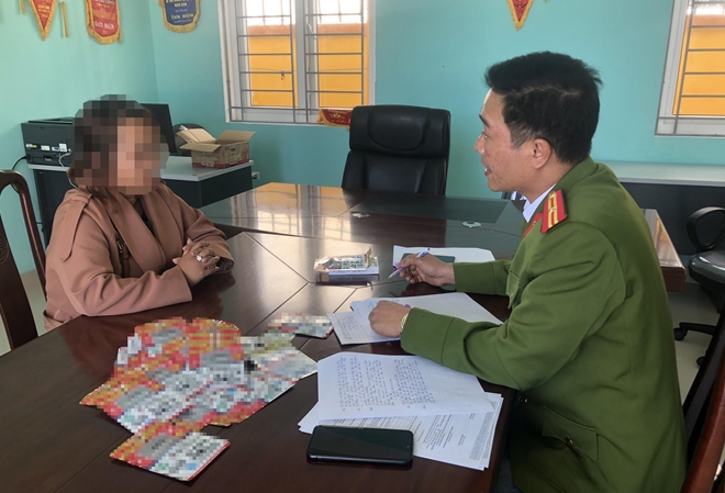 Phòng Cảnh sát Kinh tế Công an tỉnh Thừa Thiên Huế đang làm việc với đối tượng bán thẻ "chống COVID-19" trên mạng xã hội