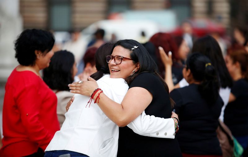 Người dân Mexico vẫn thản nhiên ôm hôn, bắt tay bất chấp dịch Covid-19 (Ảnh: Reuters)