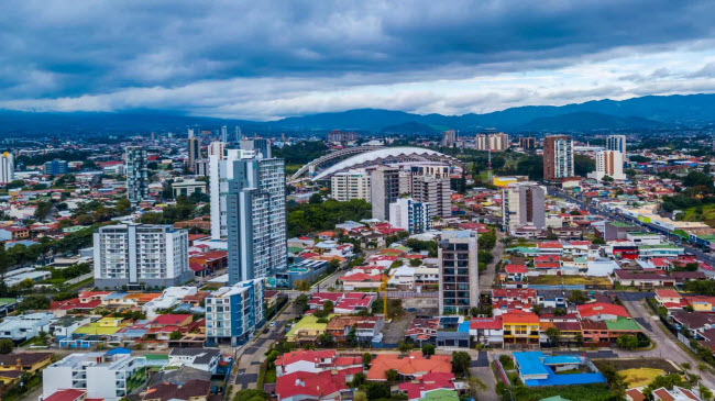 Costa Rica có khí hậu ấp áp và ẩm thực đa dạng với nhiều lựa chọn tốt cho sức khỏe. Quốc gia này cũng có nền văn hóa cởi mở.