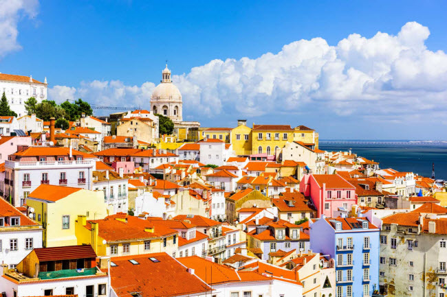 Bồ Đào Nha: Khi du khách lựa chọn sống tại những thành phố lớn như &nbsp;Lisbon và Porto hay vùng Algarve. Với chi phí sinh hoạt thấp nhất ở Tây Âu, hệ thống y tế tốt và thời tiết ấm áp, Bồ Đào Nha là điểm dưỡng già lý tưởng.