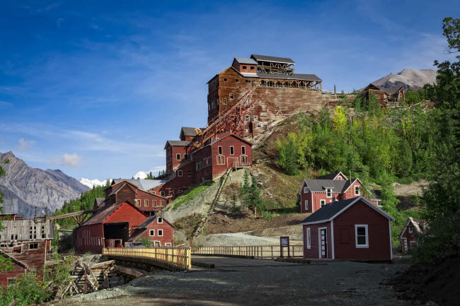 Kennecott, Mỹ: Thị trấn mỏ được thành lập vào năm 1911 trước khi trở nên hoang phế vào năm 1938 khi đoàn tàu cuối cùng rời khỏi đây. Ngày nay, thị trấn trở thành một trong những địa điểm du lịch hấp dẫn ở bang Alaska.
