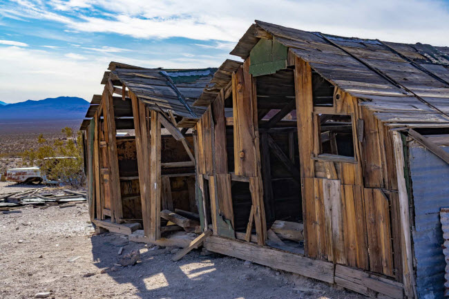 Rhyolite, Mỹ: Hàng nghìn người tới thị trấn Rhyolite định cư vào đầu những năm 1900 để tìm kiếm vàng. Nhưng thời kỳ hoàng kim kết thúc vào năm 1920, khi số dân giảm về 0 và nơi đây trở thành thị trấn “ma”.
