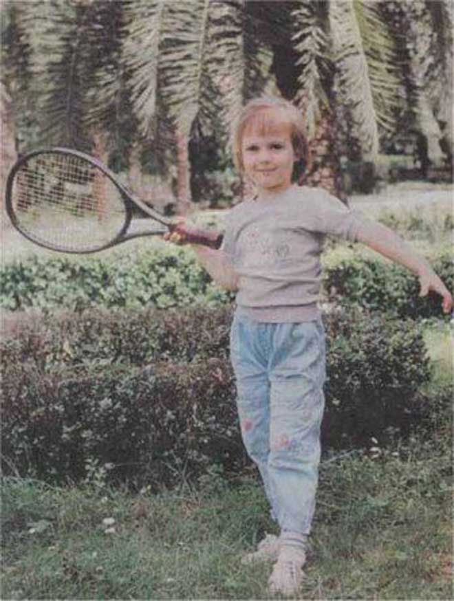 Sharapova tiếp xúc với quần vợt từ bé và tỏ ra có năng khiếu lớn với môn thể thao này.&nbsp;Ngay từ năm 7 tuổi, Sharapova đã phải xa mẹ, theo cha sang Mỹ học quần vợt.