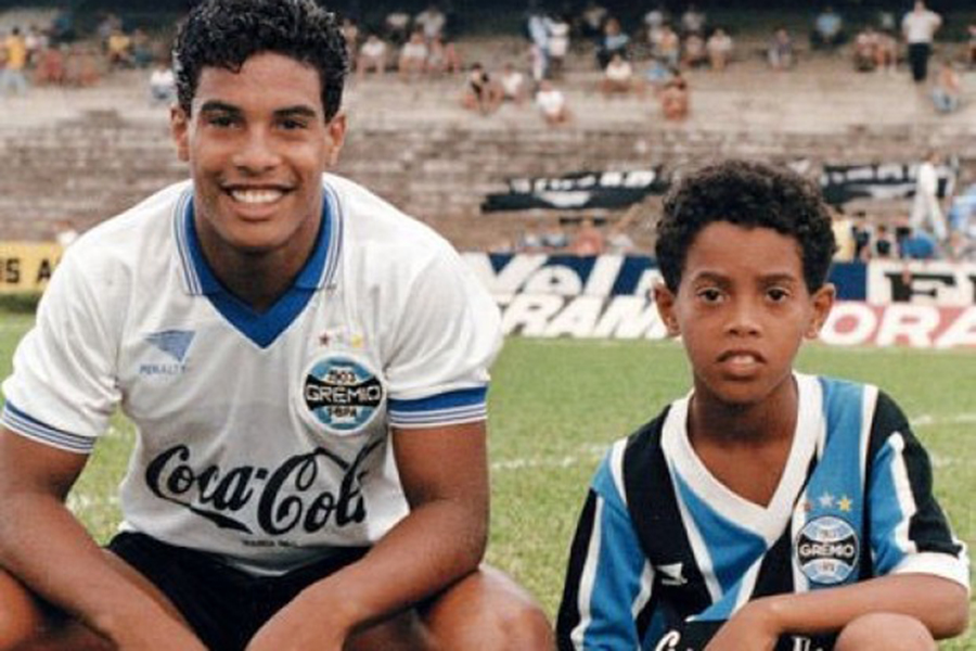 Huyền thoại Ronaldinho tuổi 40: Sau ánh hào quang là bi kịch sinh nhật trong tù - 9
