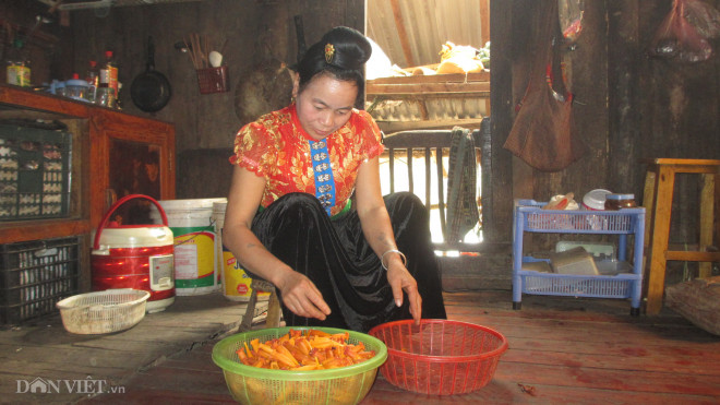 Chị Quàng Thị Phiển (vợ anh Phong) đang chế biến món hoa "Bó Píp" nộm hoa ban.