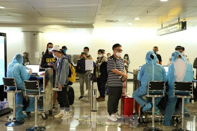 Dù Chính phủ đã ngưng cấp thị thực cho khách nước ngoài nhập cảnh vào Việt Nam nhưng do nhu cầu trở về nước của công dân Việt Nam ở các nước tăng cao, nên nhiều chuyến bay quốc tế vẫn đáp xuống sân bay Tân Sơn Nhất..