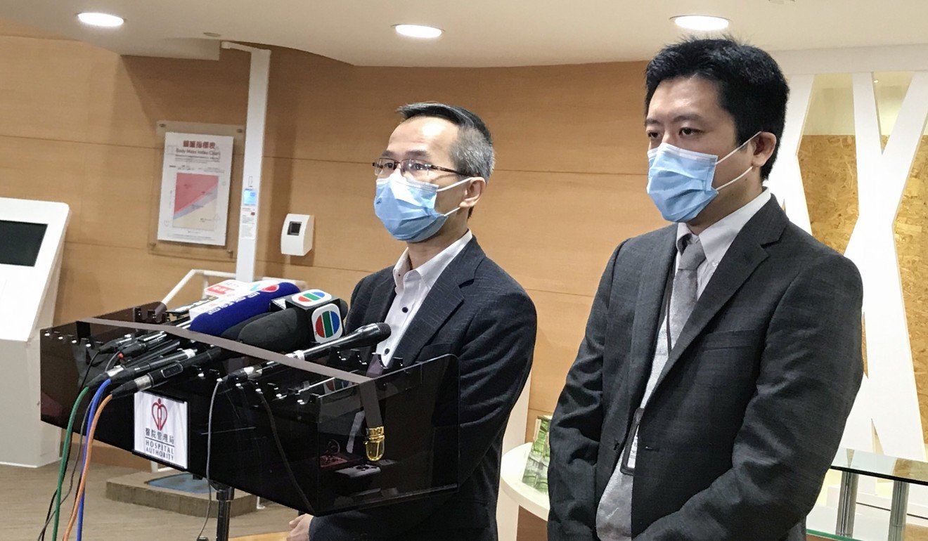 Bác sĩ Owen Tsang (bên trái) cùng bác sĩ Dominic So, trưởng phòng dịch vụ khoa chăm sóc đặc biệt tại Bệnh viện Princess Margaret. Ảnh: Elizabeth Cheung