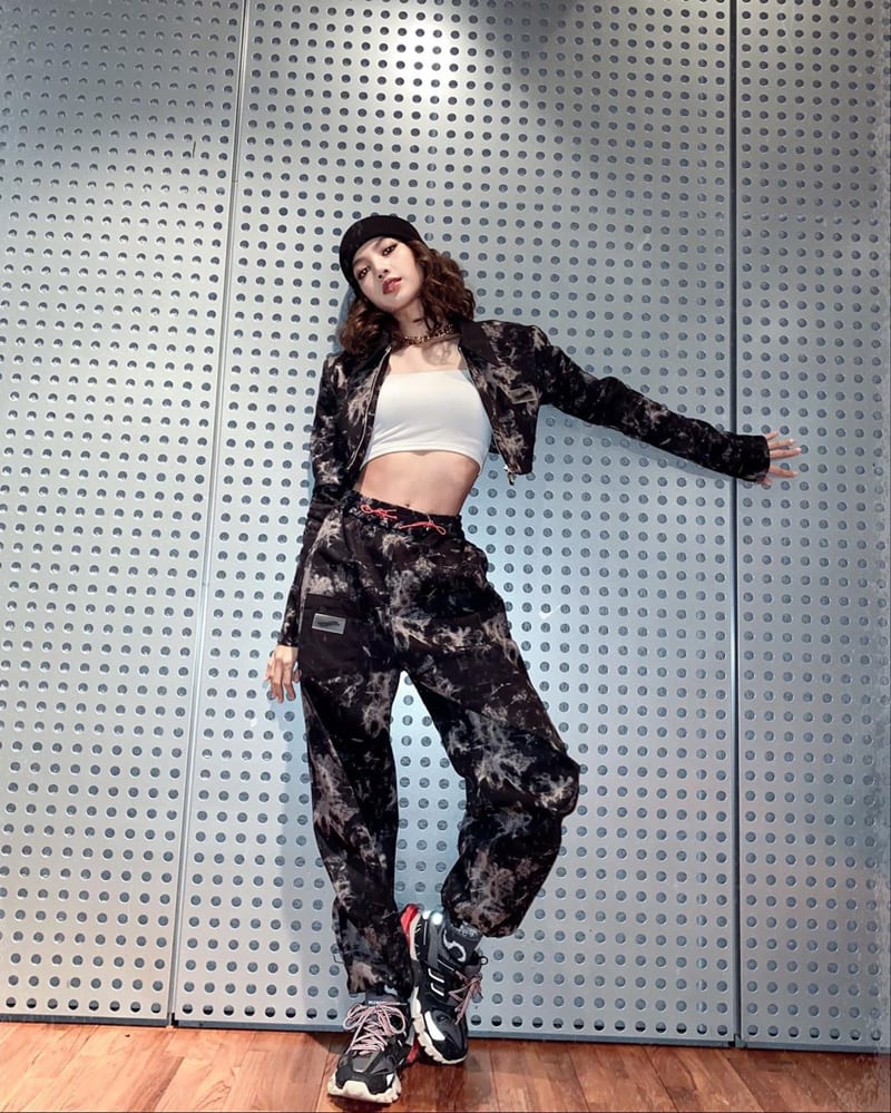 4 phong cách thời trang tôn vẻ quyền lực của các hot girl xứ Hàn - 13