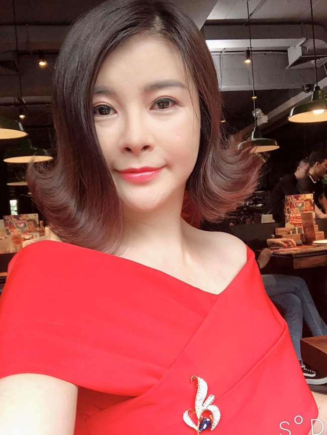Tạo hình của Kim Oanh trong vai kẻ thứ ba đáng ghét trong phim "Đừng bắt em phải quên". Năm 2018, cô gây chú ý khi làm giám khảo chương trình "Gương mặt thân quen".