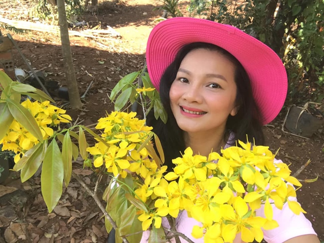 Bên cạnh căn nhà thuê nhỏ ở Sài Gòn, cô cũng có thêm ngôi nhà với mảnh đất rộng khoảng 5.000 m2 do bố mẹ để lại tại tỉnh Bình Phước. Trên trang cá nhân, Kiều Trinh thường đăng tải nhiều hình ảnh với cuộc sống bình yên bên cỏ cây hoa lá chính cô tự trồng và chăm sóc.