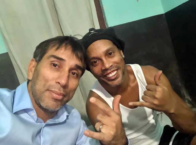 Ronaldinho chụp ảnh cùng&nbsp;Nelson Cuevas